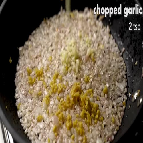 chopped-garlic-in-pan